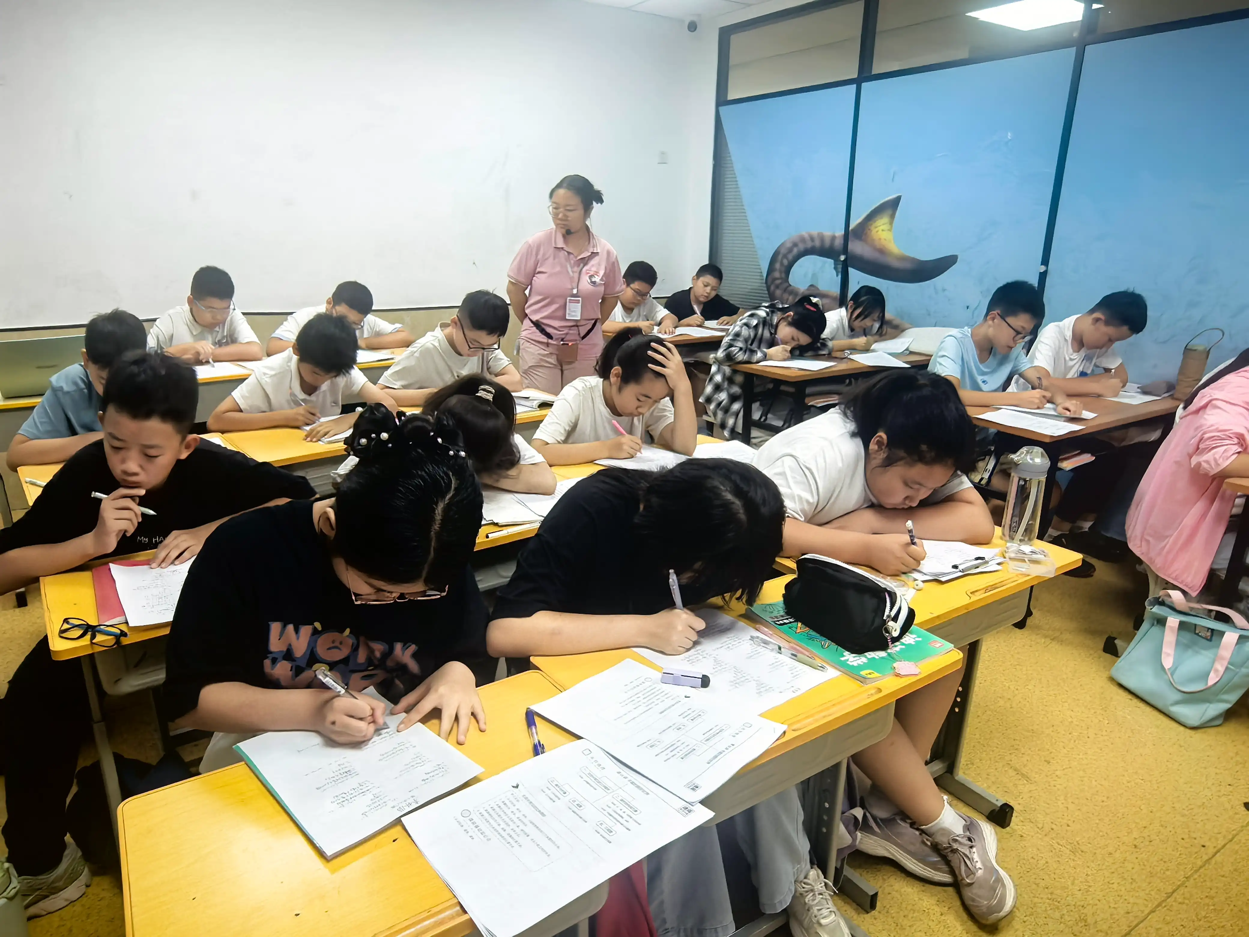 迪诺课堂中教师带领学生学习